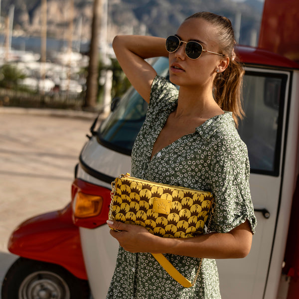 Bolso bandolera con estampado de coronas - Amarillo